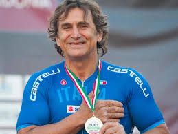 Ja, es ist leider wahr. Der ehemalige Formel-1-Pilot und Paralympics-Held Alex Zanardi ist am Freitagabend, den 1. Mai 2026, im Alter von 59 Jahren verstorben.