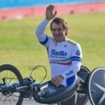 La famiglia ha dato l’annuncio ufficiale questa mattina, sabato 2 maggio. Il campione si è spento all’età di 59 anni dopo una lunghissima e coraggiosa battaglia durata quasi sei anni, in seguito al gravissimo incidente in handbike avvenuto il 19 giugno 2020 a Pienza.