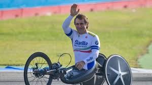La famiglia ha dato l’annuncio ufficiale questa mattina, sabato 2 maggio. Il campione si è spento all’età di 59 anni dopo una lunghissima e coraggiosa battaglia durata quasi sei anni, in seguito al gravissimo incidente in handbike avvenuto il 19 giugno 2020 a Pienza.