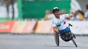Ja, die Nachricht ist leider wahr. Der ehemalige Formel-1-Pilot und Paralympics-Held Alex Zanardi ist am Freitagabend, den 1. Mai 2026, im Alter von 59 Jahren in seiner Heimatstadt Bologna verstorben.
