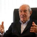Carlos Garaikoetxea, el histórico primer Lehendakari de la democracia en el País Vasco, ha fallecido hoy, lunes 4 de mayo de 2026, a los 87 años de edad en Pamplona.