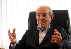 Carlos Garaikoetxea, el histórico primer Lehendakari de la democracia en el País Vasco, ha fallecido hoy, lunes 4 de mayo de 2026, a los 87 años de edad en Pamplona.